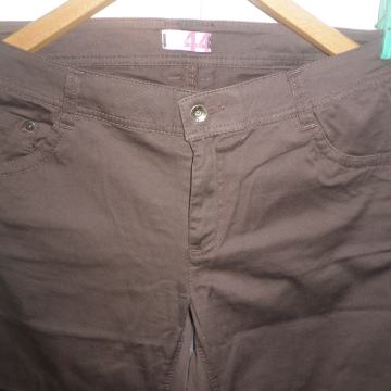 AMADEUS - ŽENSKE LAGANE PAMUČNE KAPRI HLAČE 42 L