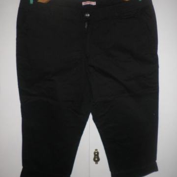 AMADEUS - ŽENSKE PAMUČNE KAPRI HLAČE 46 XL