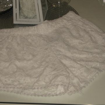 BIJELE ČIPKANE KRATKE HLAČE VEL. 40/42 NOVO