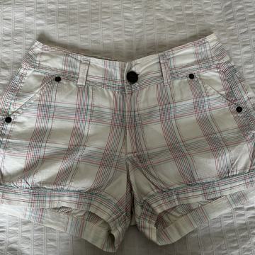 Bijele hlačice na pruge (karirane)