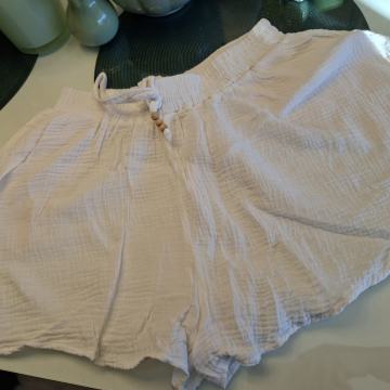 BIJELE KRATKE HLAČE VEL M - L - XL - NOVO