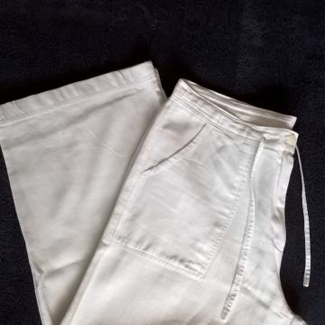 BIJELE LANENE CAPRI HLAČE - VEL.L