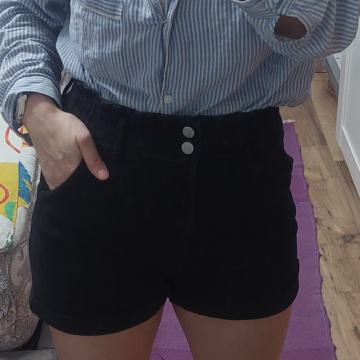 crne kratke hlačice