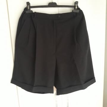 ELEGANTNE KRATKE HLACE vel. 44