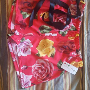 Kratke bijelo-šarene i rozo-šarene hlačice