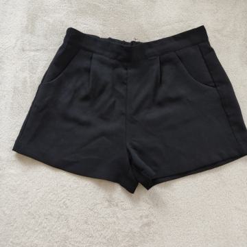 Kratke crne hlače