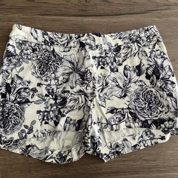 Kratke cvjetne hlače 34