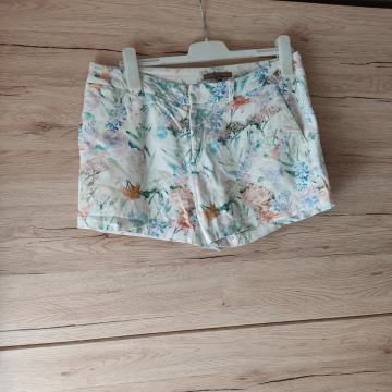 Kratke cvjetne hlače