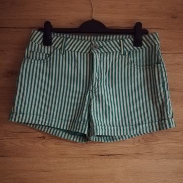 Prugaste kratke hlače
