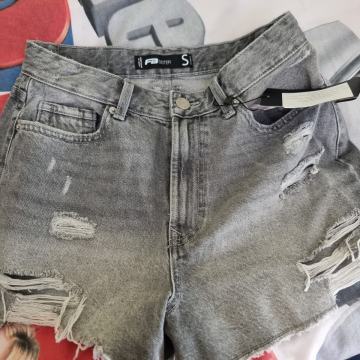 Nove sive trapke kratke vel s