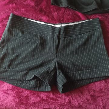 TW CRNE KRATKE HLAČE 38 M HLAČICE NA PRUGE 38 M