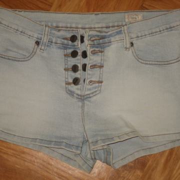 TRAPER KRATKE HLAČE VEL. L - NOVO