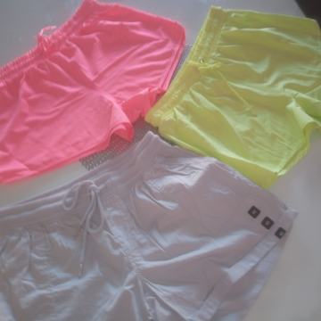 KRATKE HLAČE VEL. 40  NOVO