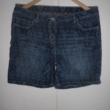 ŽENSKE KRATKE TRAPER HLAČE 40 M