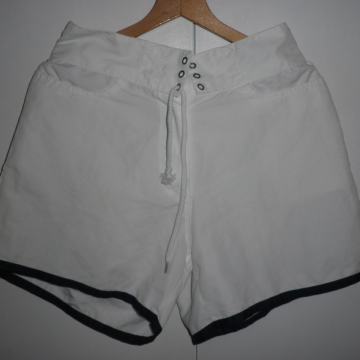 ŽENSKE LAGANE KRATKE HLAČE / BERMUDE 38 - 40 M
