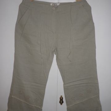 ŽENSKE LAGANE PAMUČNE KAPRI HLAČE / BERMUDE 42 L