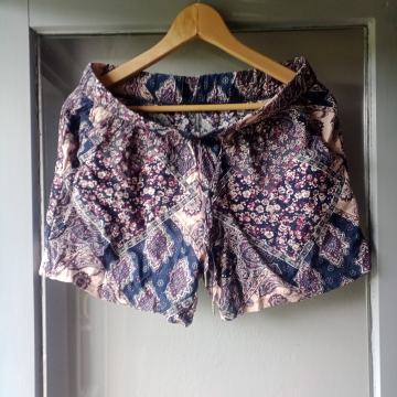 ŽENSKE PAMUČNE KRATKE HLAČE 38 / 40 M