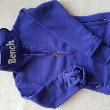 Bench. Majica lila sa rupama za palce Velicina S