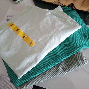 3 kom ZELENE NIJANSE MAJICE VEL L/XL  - NOVO sve 3 za 15 eur