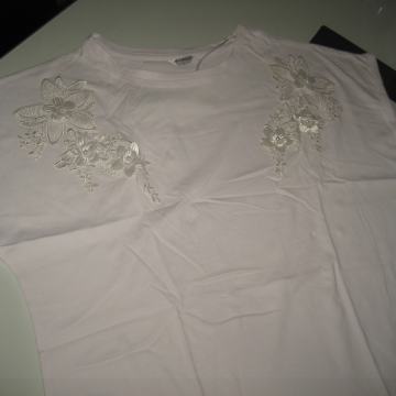 BIJELA MAJICA S CVJETNOM APLIKACIJOM VEL. L NOVO