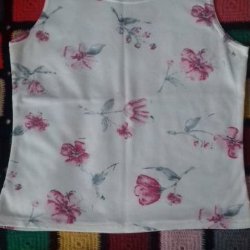 Bijela majica sa cvijećem