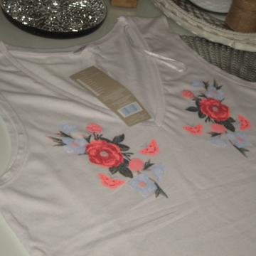BIJELA MAJICA S CVJETNIM APLIKACIJAMA - NOVO VEL.40