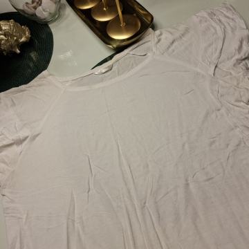 BIJELA MAJICA S VOLANIMA NA RUKAVIMA vel 38/40