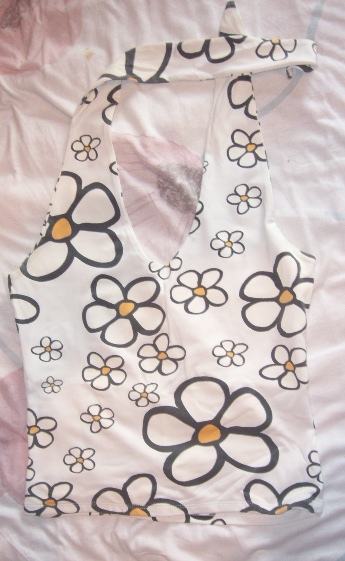 Bijeli topić sa cvjetovima