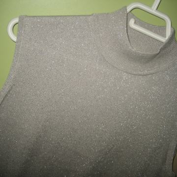 C&A SREBRNA MAJICA S DISKRETNIM ŠLJOKICAMA VEL. 40/42