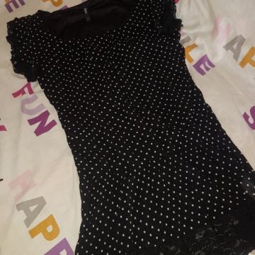 Crna majica sa bijelim točkicama