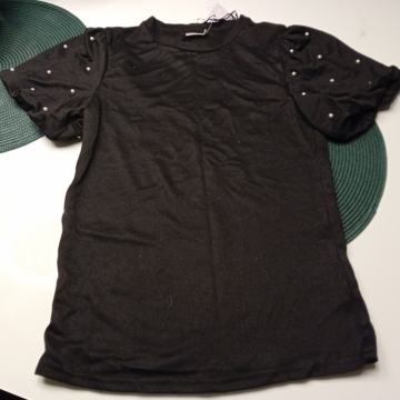 CRNA MAJICA S BISERIMA NA RUKAVIMA VEL. S - NOVO