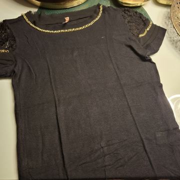 CRNA MAJICA S ČIPKANIM I ZLATNIM DETALJIMA vel.M