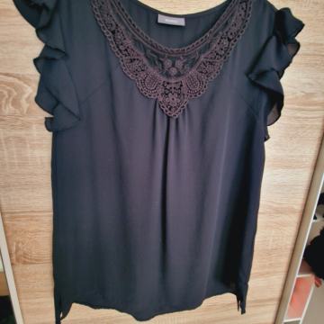 Crna majica kratkih rukava s detaljima čipke
