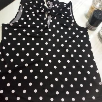 CRNA MAJICA NA TOČKE VEL. 40  NOVO