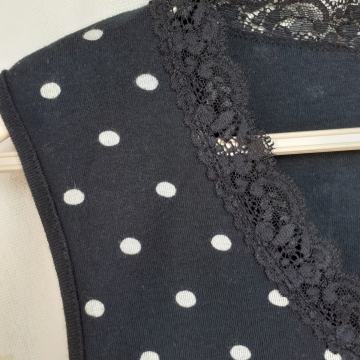 Crni top sa čipkom i točkama M/40