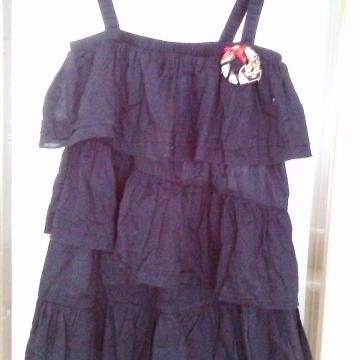 crna tunika na volane