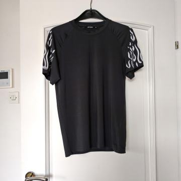 Crna unisex majica SMOG broj M sa kratkim rukavima lijepog dizajna