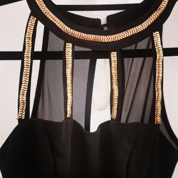 Crni top/bluza sa zlatnim detaljima