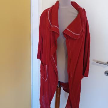 CRVENI KARDIGAN S NABORANIM OVRATNIKOM