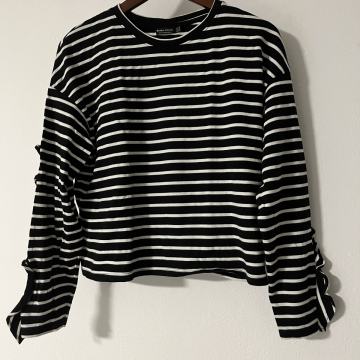 Bershka prugasta sa volanima vl.S