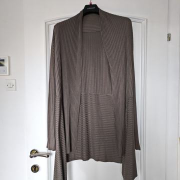 Lagani blejzer boje pijeska nejednake dužine br univerzalan ili L - XL