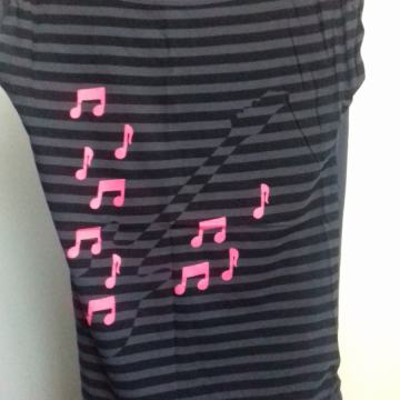 Majica na pruge i note