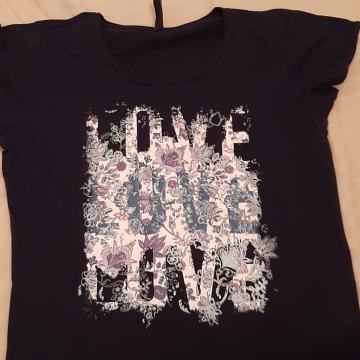 Modra majica s printom.