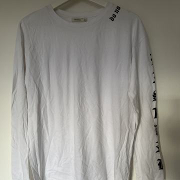 Bershka majica sa natpisima vl.M/TOTALNA ČISTKA