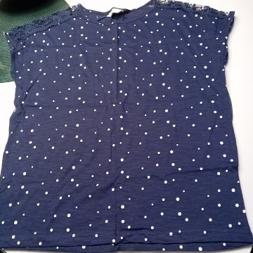 PLAVA MAJICA S ČIPKOM I TOČKICAMA VEL. 40/42/44 - NOVO