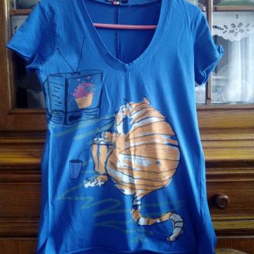 Plava majica na macu, M
