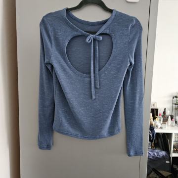 Plava majica s prednjim izrezom i vezicom