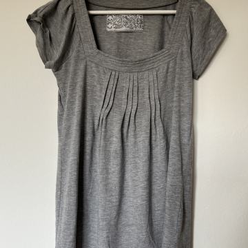 Bershka siva duža majica vl.L