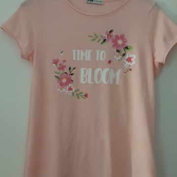 Roza majica s efektnim printom