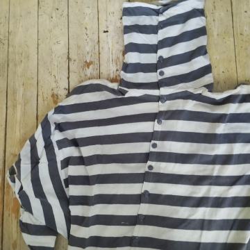 Široka prugasta majica s visokim ovratnikom i šišmiš rukavima